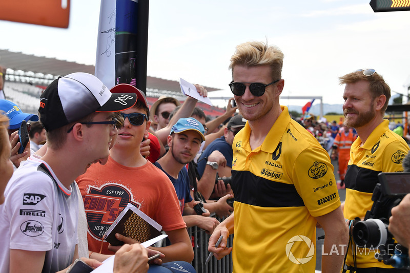 Nico Hulkenberg, Renault Sport F1 Team signs autographs for the fans