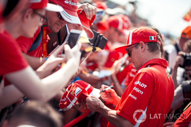 Kimi Raikkonen, Ferrari signs autographs for the fans
