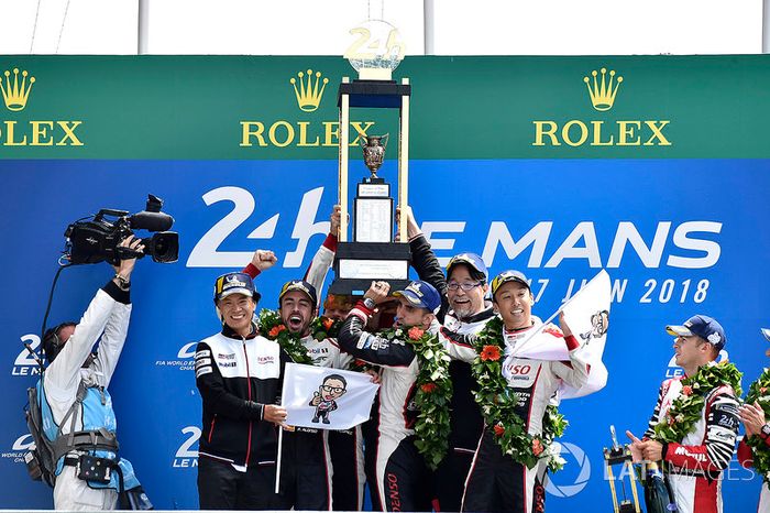 Overall podium: winners Sébastien Buemi, Kazuki Nakajima, Fernando Alonso, Toyota Gazoo Racing