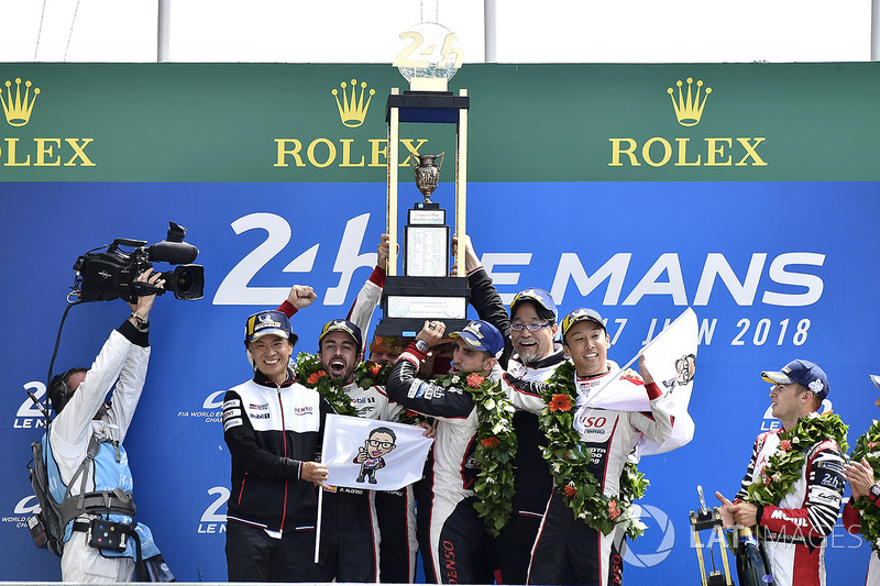 Overall podium: winners Sébastien Buemi, Kazuki Nakajima, Fernando Alonso, Toyota Gazoo Racing