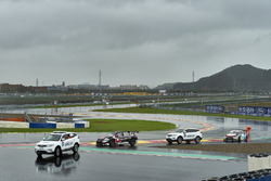 Rob Huff, All-Inkl Motorsport, Citroën C-Elysée WTCC, recoverd by the Safey team