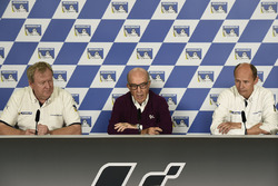 Pascal Couasnon, le patron de Michelin Motorsport, Carmelo Carmelo Ezpeleta, le patron de Dorna Sports, Nicolas Goubert, directeur technique de Michelin