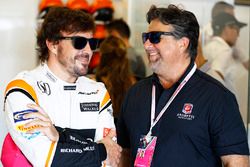 Fernando Alonso, McLaren, with Michael Andretti in the garage