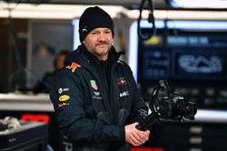 Механик Red Bull Racing с фотокамерой