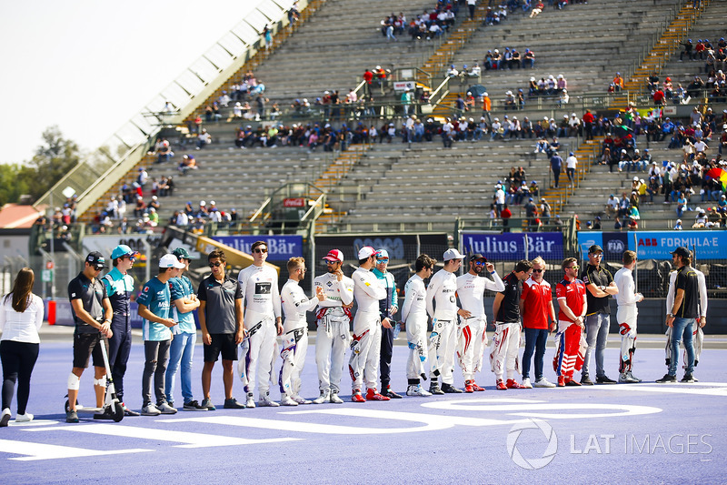 Los pilotos comienzan una ola mexicana en el estadio