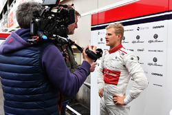 Marcus Ericsson, Alfa Romeo Sauber F1 Team con los medios