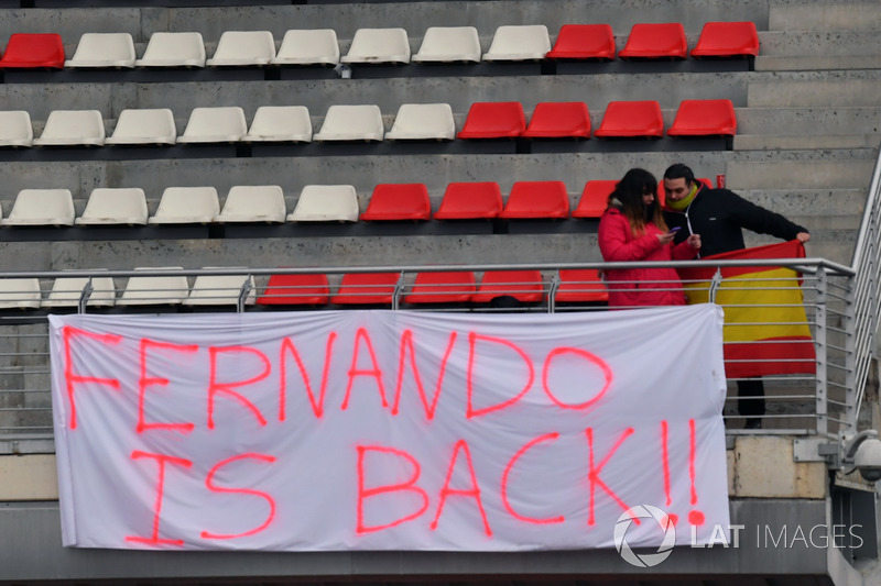 Fernando Alonso, McLaren fans and banner