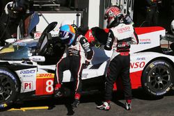 #8 Toyota Gazoo Racing Toyota TS050: Kazuki Nakajima, Fernando Alonso, in de pits