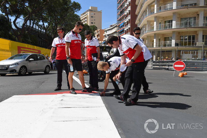 Marcus Ericsson, Sauber walks the track