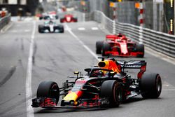 Daniel Ricciardo, Red Bull Racing RB14, leads Sebastian Vettel, Ferrari SF71H, Lewis Hamilton, Mercedes AMG F1 W09 and Valtteri Bottas, Mercedes AMG F1 W09