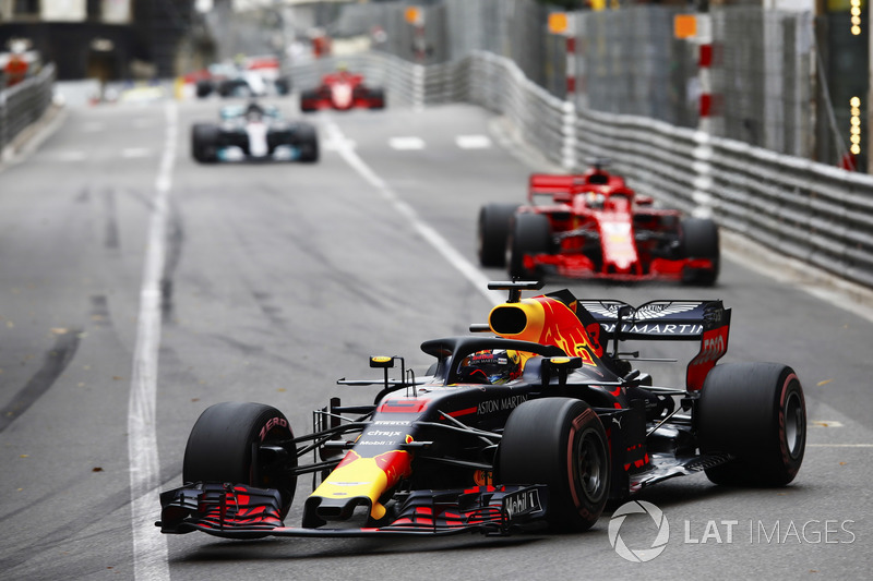 Daniel Ricciardo, Red Bull Racing RB14, leads Sebastian Vettel, Ferrari SF71H, Lewis Hamilton, Mercedes AMG F1 W09 and Valtteri Bottas, Mercedes AMG F1 W09