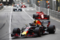 Daniel Ricciardo, Red Bull Racing RB14, leads Sebastian Vettel, Ferrari SF71H, Lewis Hamilton, Mercedes AMG F1 W09 and Valtteri Bottas, Mercedes AMG F1 W09