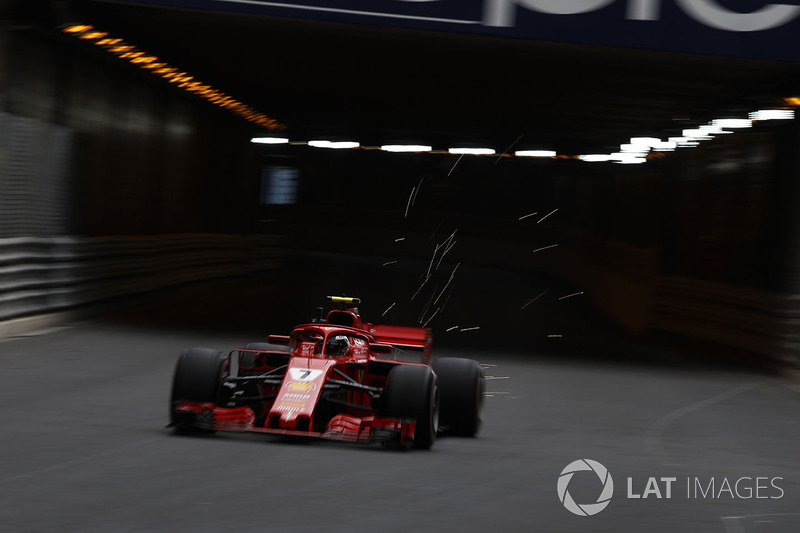 Kimi Raikkonen, Ferrari SF71H sparks