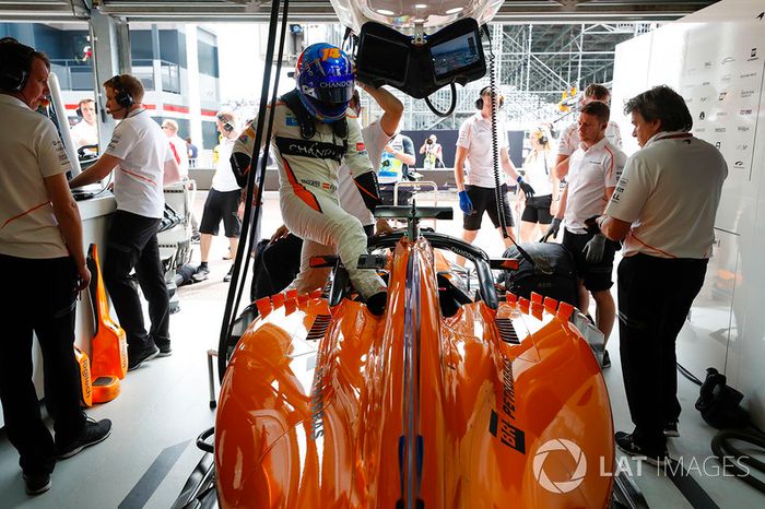 Fernando Alonso, McLaren, sube a su auto
