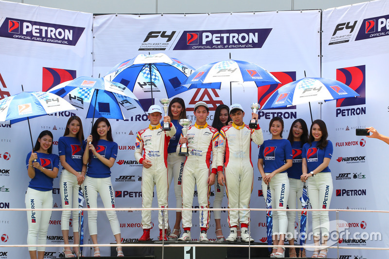 Presley Martono, pemenang Race 5, berdiri di podium