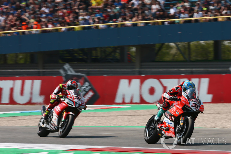 Marco Melandri, Aruba.it Racing-Ducati SBK Team, Lorenzo Savadori, Milwaukee Aprilia