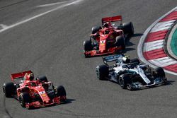 Kimi Raikkonen, Ferrari SF71H, Valtteri Bottas, Mercedes-AMG F1 W09 EQ Power+ y Sebastian Vettel, Ferrari SF71H