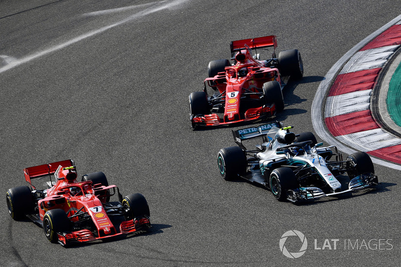 Kimi Raikkonen, Ferrari SF71H, Valtteri Bottas, Mercedes-AMG F1 W09 EQ Power y Sebastian Vettel, Ferrari SF71H