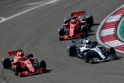 Кими Райкконен, Ferrari SF71H, Валттери Боттас, Mercedes AMG F1 W09, и Себастьян Феттель, Ferrari SF71H