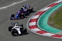 Сергей Сироткин, Williams FW41, и Пьер Гасли, Scuderia Toro Rosso STR13