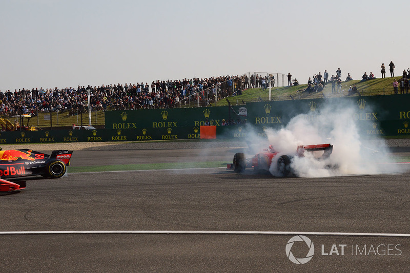 Contacto entre Max Verstappen, Red Bull Racing RB14 y Sebastian Vettel, Ferrari SF71H