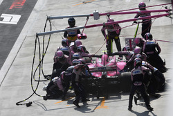 Esteban Ocon, Force India VJM11, pit stop
