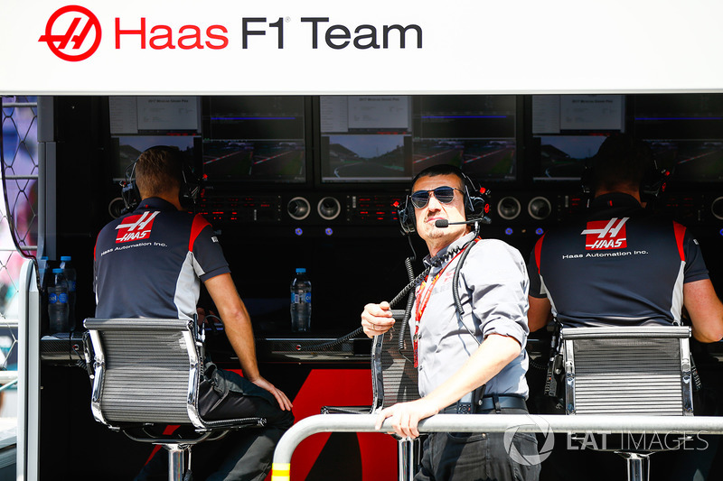 Guenther Steiner, Team Principal, Haas F1 Team, sur le muret des stands