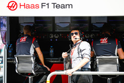 Guenther Steiner, Team Principal, Haas F1 Team, on the pit wall