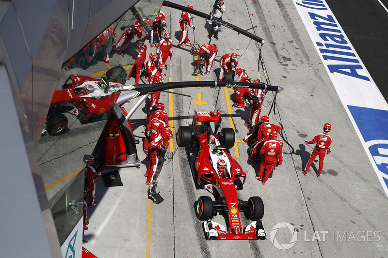 Kimi Raikkonen, Ferrari SF16-H,pit stop