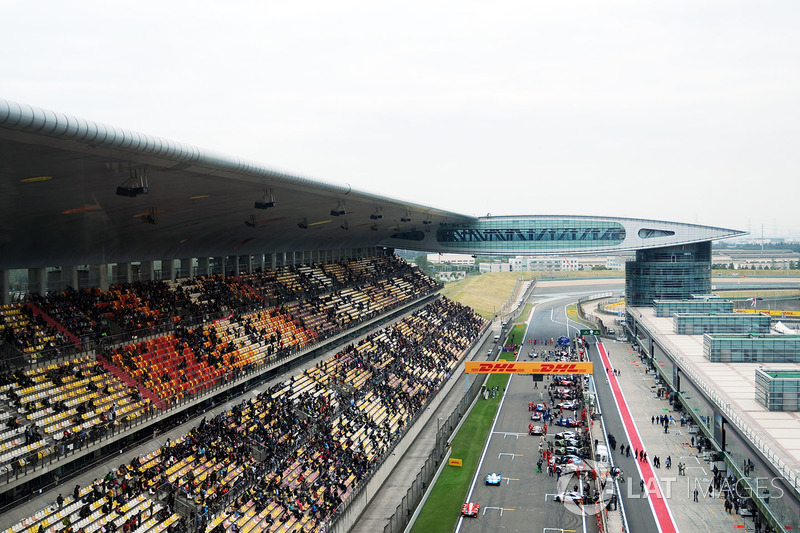 Atmosphere on the starting grid