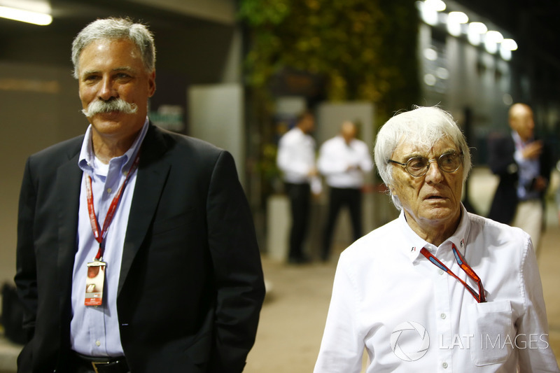 Chase Carey de Liberty Media con Bernie Ecclestone