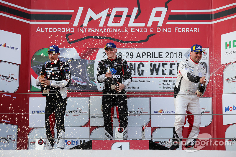 Podio: il secondo classificato Daniele Cazzaniga, il vincitore Tommaso Mosca e il terzo classificato Simone Iaquinta