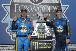 Race winner Kevin Harvick, Stewart-Haas Racing, Ford Fusion, crew chief Rodney Childers