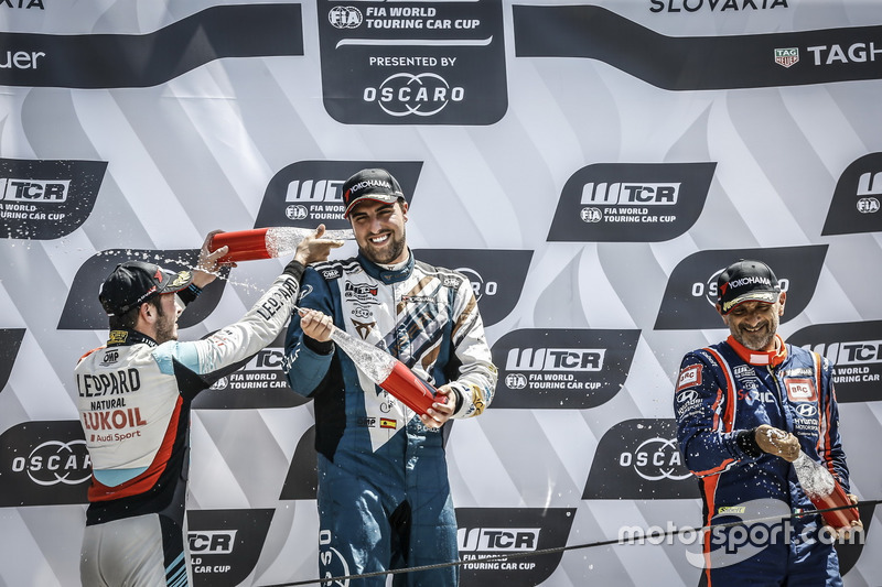 Podio: il vincitore della gara Pepe Oriola, Team Oscaro by Campos Racing Cupra TCR, il secondo classificato Jean-Karl Vernay, Audi Sport Leopard Lukoil Team Audi RS 3 LMS, il terzo classificato Gabriele Tarquini, BRC Racing Team Hyundai i30 N TCR