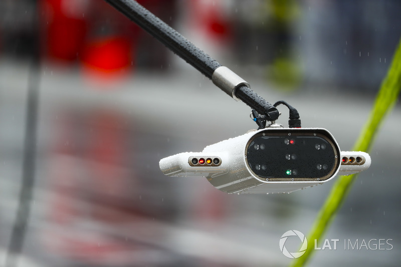 Pit stop release light system