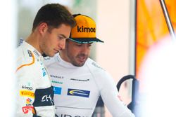 Stoffel Vandoorne, McLaren, con Fernando Alonso, McLaren