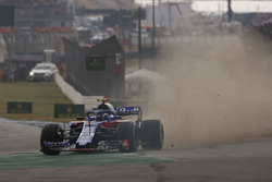 Pierre Gasly, Toro Rosso STR13, runs wide