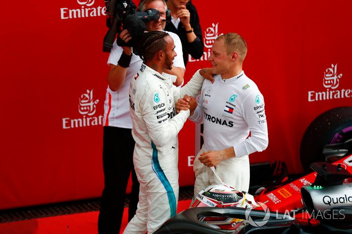 Lewis Hamilton, Mercedes AMG F1, felicitado por Valtteri Bottas, Mercedes AMG F1