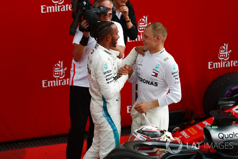 Lewis Hamilton, Mercedes AMG F1, felicitado por Valtteri Bottas, Mercedes AMG F1