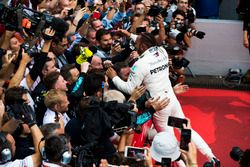 Race winner Lewis Hamilton, Mercedes AMG F1, celebrates with his team in Parc Ferme