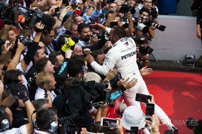 Race winner Lewis Hamilton, Mercedes AMG F1, celebrates with his team in Parc Ferme