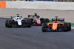 Stoffel Vandoorne, McLaren MCL33, Lance Stroll, Williams FW41, Kevin Magnussen, Haas VF-18