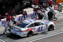 Kurt Busch, Stewart-Haas Racing, Ford Fusion Mobil 1/Haas Automation pit stop