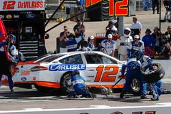 Ryan Blaney, Team Penske, Ford Fusion Devilbiss pit stop