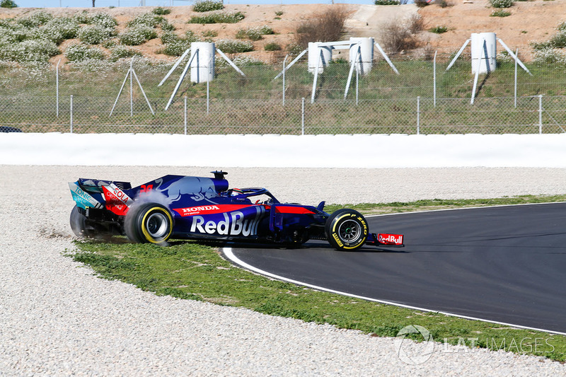 Brendon Hartley, Scuderia Toro Rosso STR13, comes off track