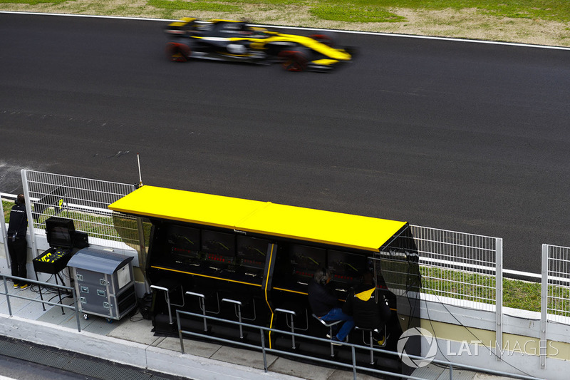 Nico Hulkenberg, Renault Sport F1 Team RS18., devant le muret des stands Renault