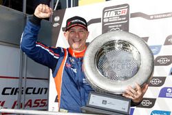 Podium: Race winner Gabriele Tarquini, BRC Racing Team Hyundai i30 N TCR