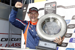 Podium: Race winner Gabriele Tarquini, BRC Racing Team Hyundai i30 N TCR