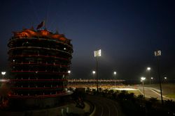 Sebastian Vettel, Ferrari SF71H, leads Valtteri Bottas, Mercedes AMG F1 W09, Kimi Raikkonen, Ferrari SF71H, and the rest of the field at the start of the race