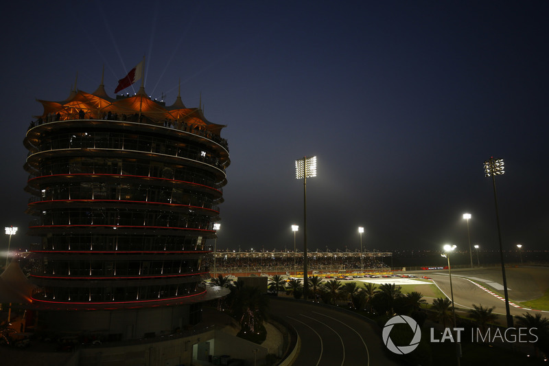 Sebastian Vettel, Ferrari SF71H, Valtteri Bottas, Mercedes AMG F1 W09, Kimi Raikkonen, Ferrari SF71H, y el resto del del grupo al comienzo de la carrera